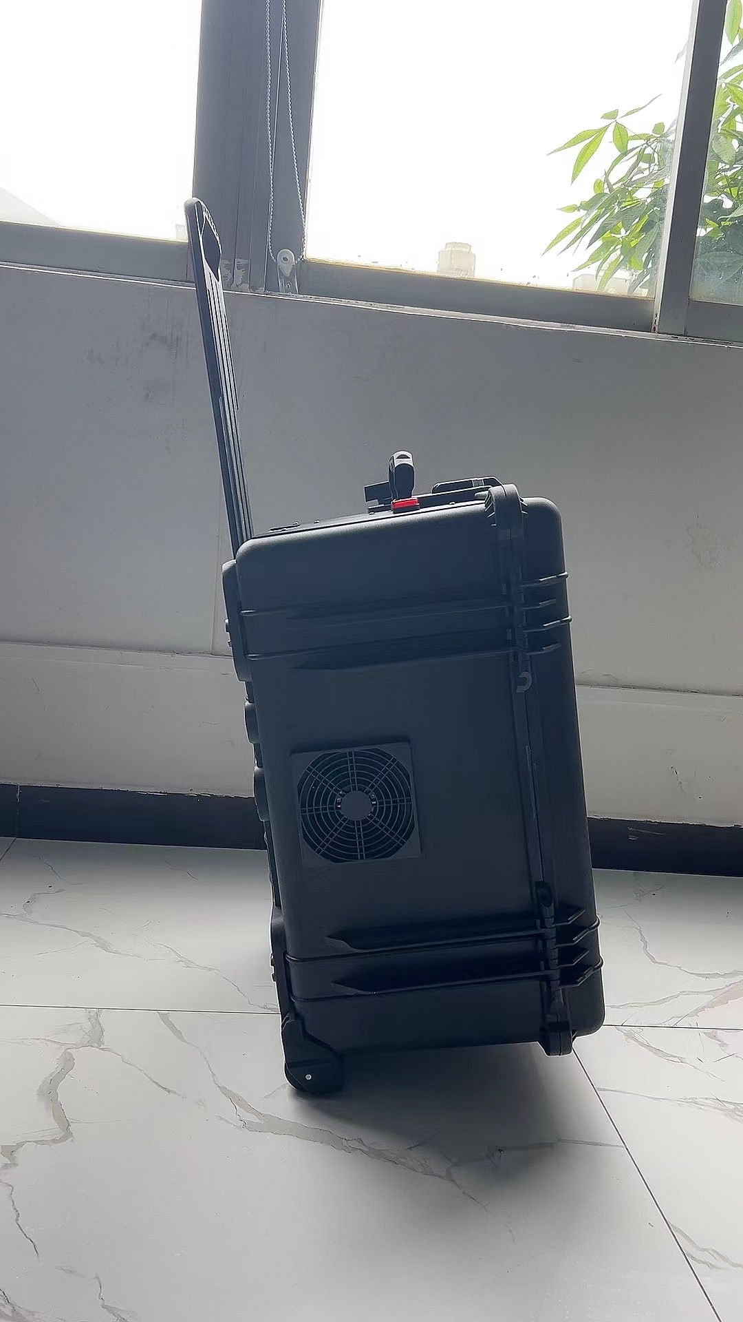 滴道手拉箱型移动通信干扰器